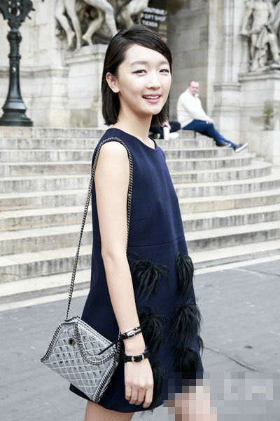 周冬雨穿衣搭配新时尚 不再偷穿妈妈衣服