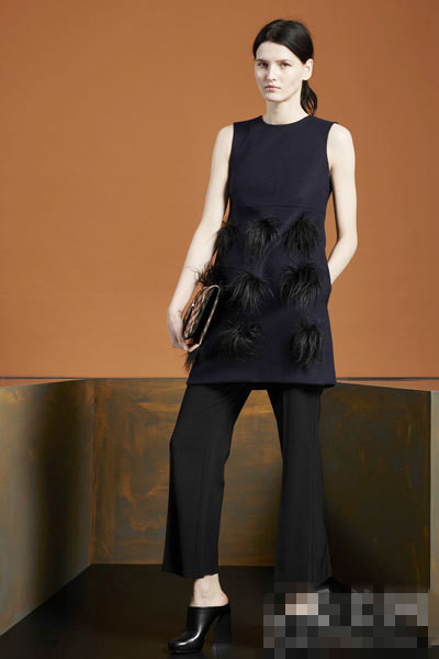 周冬雨穿衣搭配新时尚 不再偷穿妈妈衣服