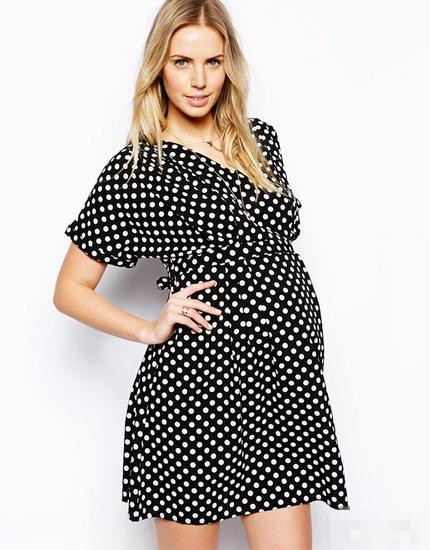 王室也爱白菜价 凯特王妃300块裙子<a href='http://www.china1f.com' target='_blank'>服装</a>搭配示范