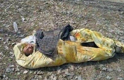 网曝江苏一老人被扔到野外等死 奄奄一息躺地上