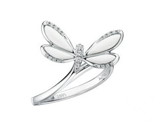 施华洛世奇珠宝创意非凡 黑白蜻蜓赞颂浪漫爱情