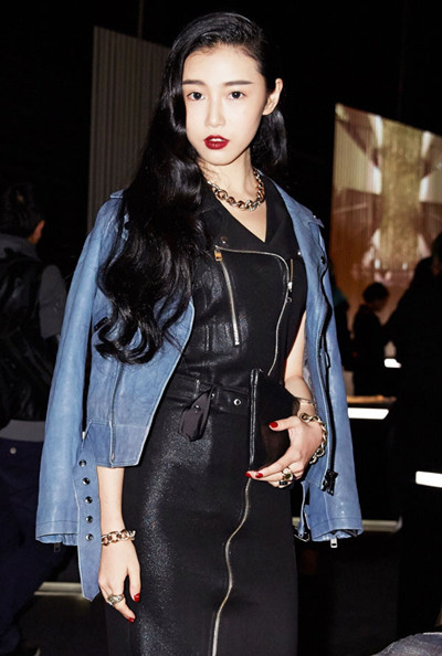 张辛苑佩戴Pomellato珠宝亮相上海国际时装周大秀