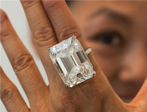 100.20克拉D色IF级祖母绿形钻石或拍卖2500万美元 史上最大的D色IF级祖母绿形钻石 或拍2500万美元