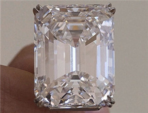 “完美无缺”的祖母绿琢形钻石 3分钟拍出高价1.37亿元