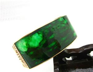 18k豪华翡翠大手镯 你值得拥有!