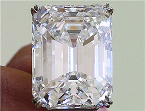 100克拉“完美无瑕”钻石 3分钟超2200万美元成交