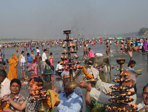 印度民众恒河沐浴庆祝节日 进行狂欢