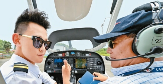 怎么成为民航驾驶员 ab18254473ba3378cf374f5d587bf0c6.png?_=1433842804715