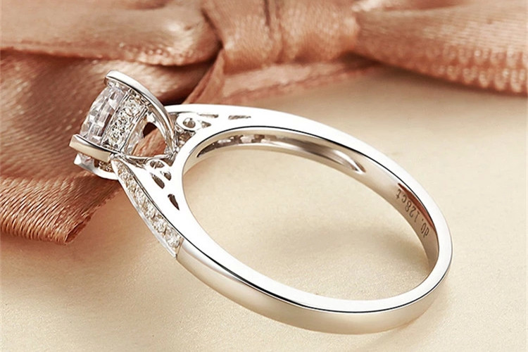 伟德bv1946官网-公价230万的耳环引发网络破案她是又一个特权天龙人还是戴了假货