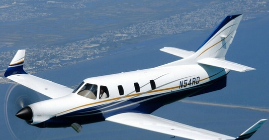 康普艾12：全碳复合材料的单发涡轮私人飞机