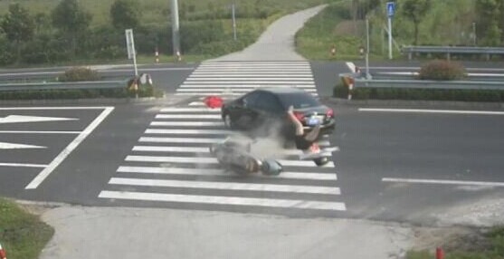 <em>骑摩托玩手机被撞</em>拿生命开玩笑 意外险给你最