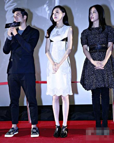 《鬼吹灯》终于上映 姚晨唐嫣红毯pk穿衣搭配秀衣品