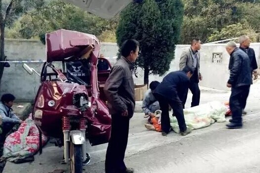  三轮侧翻致7死 3伤现场惨烈 专家:意外险让生命