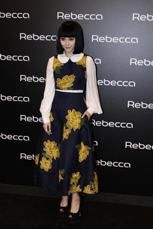 范爷赵薇冬季穿衣搭配造型示范 连衣裙+白衬衫时髦又好搭