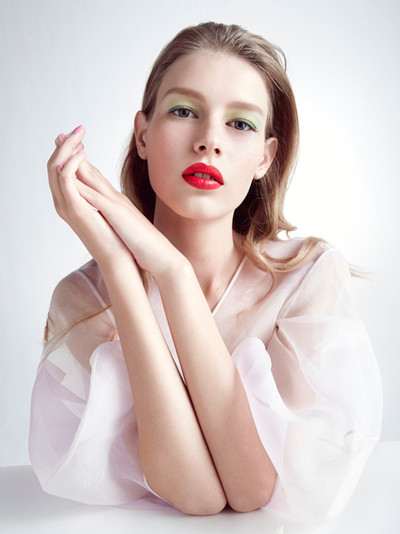 超模sofia为《dior magazine》杂志拍摄美妆大片
