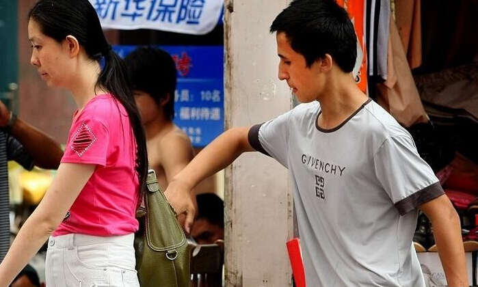  小偷被抓叫嚣民警 活久见 小偷明目张胆家财险