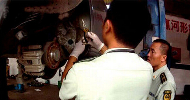  警官勇斗毒贩牺牲 殉职 英雄离去意外险守护家