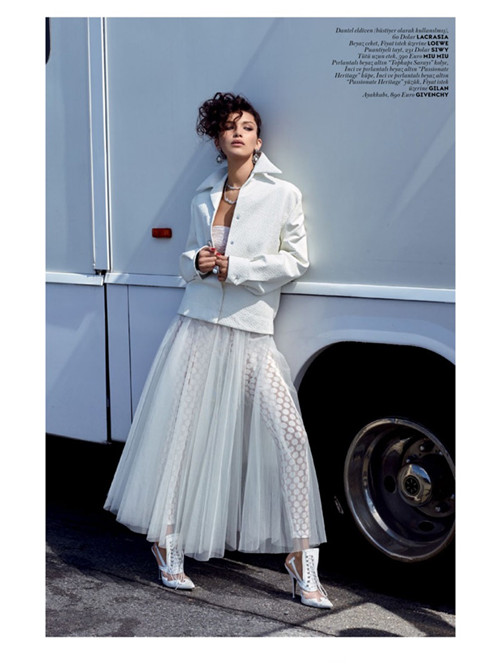 超模bella hadid(贝拉·哈迪德)一袭性感白色礼服登上《vogue》杂志