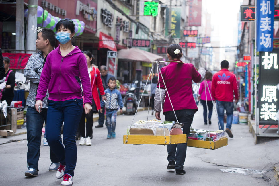 外来人口居住集散地_西郊贺家村是外来务工人员的集散地,村民说这里居住了上