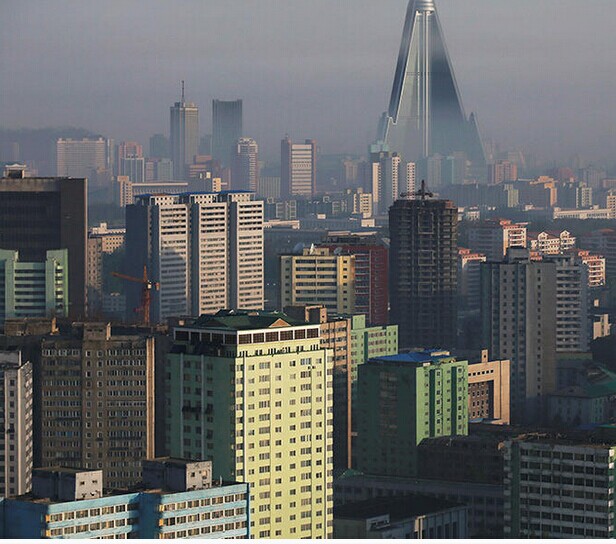 远处的柳京饭店是朝鲜首都平壤最震撼的风景,105层的金字塔建筑本应是