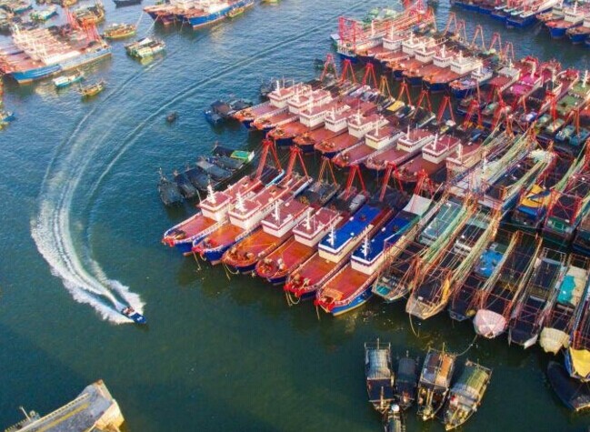 6月初,位于广西最大的渔港北海电建渔港码头内,近千艘海洋渔船暂停