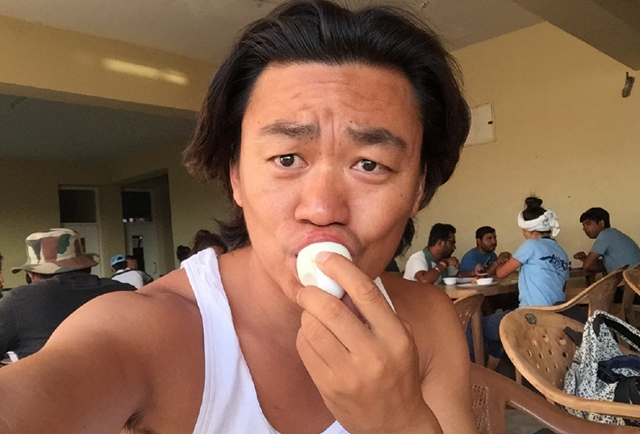 摘要:王宝强在微博晒出自拍照,照片中的他正在吃鸡蛋.