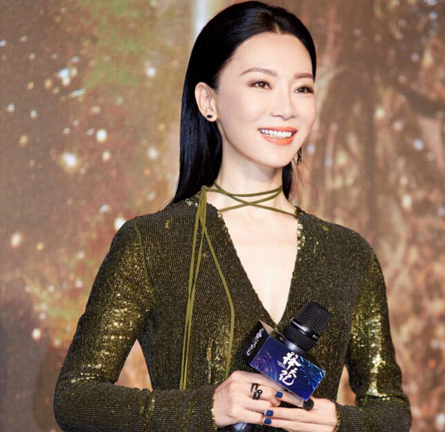 陈数着性感开叉裙配建筑风珠宝惊艳亮相电影发布会