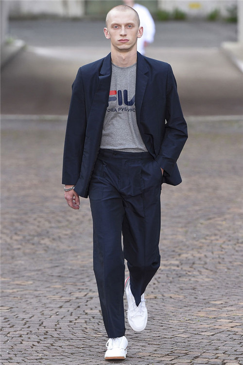 俄罗斯最热服装品牌 gosha rubchinskiy 于佛罗伦萨pitti uomo男装周