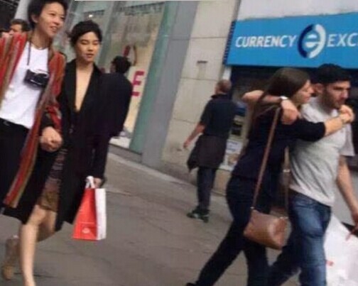 日前,窦靖童和闺蜜rebecca被拍到在英国伦敦的bond street station