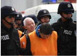 坐飞机到烟台盗窃:也是用心良苦 等游客下海偷银行卡