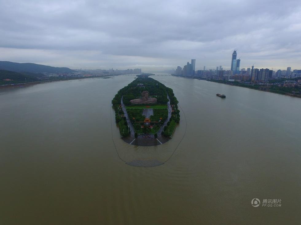 橘子洲头水位上涨,淹没道路.