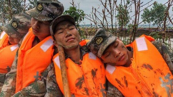 已经连续奋战25小时的官兵战士们刚啃了一口面包,就忘了饿,累得"瘫倒"