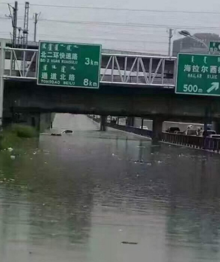 呼和浩特暴雨袭城 道路积水车辆被淹-第8页