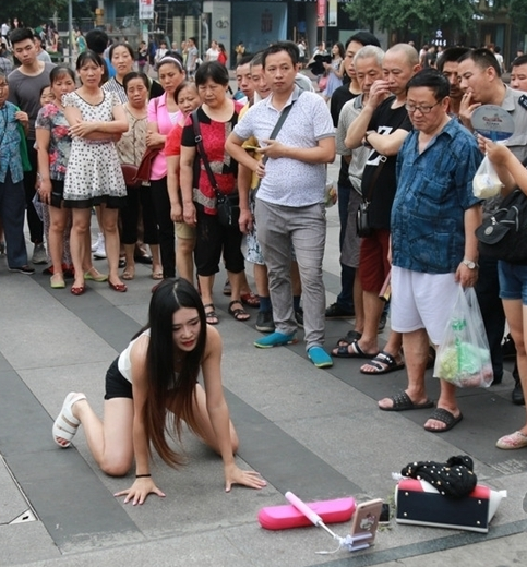 7月13日,重庆,重庆观音桥商圈现一美女主播,美女主播现场热舞,吸引