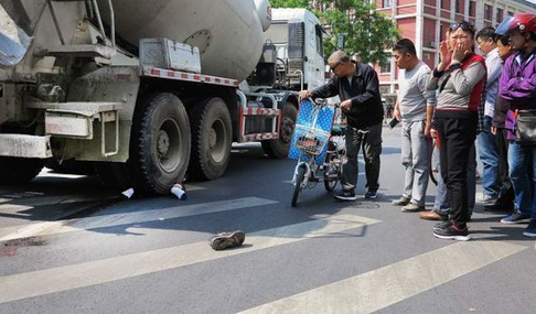 玩手机被卷轮下：低头一族是该买银行保险了