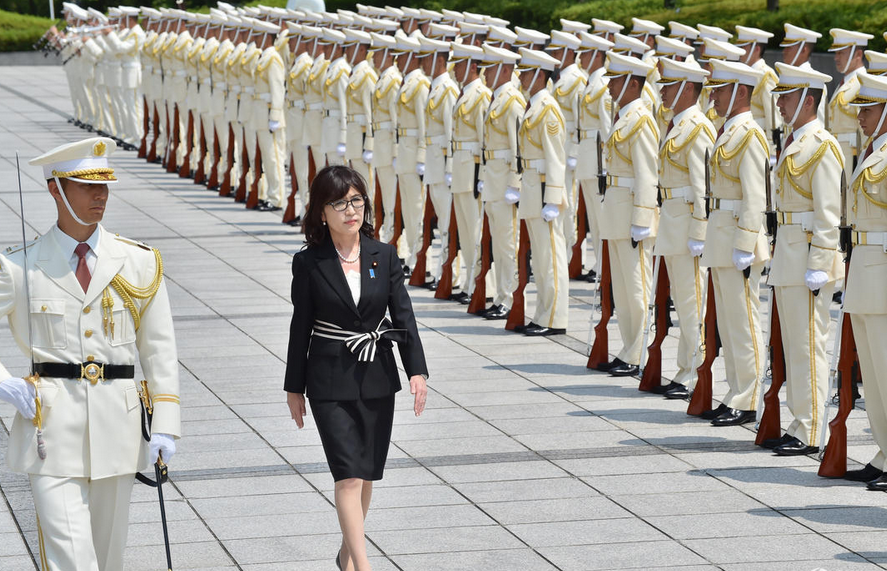 8月4日,东京,日本极右翼防卫大臣稻田朋美履新,在防卫省接受自卫队的