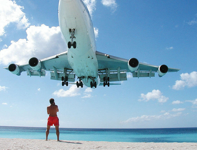 波音747飞机贴着游客头顶飞过海滩 引擎声震耳欲聋-第