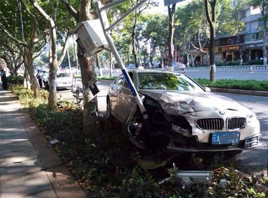 开宝马连撞两警车 宝马的车险费改要缴纳多少保费