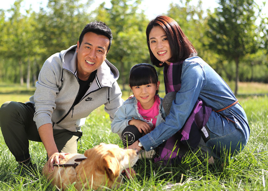 近日,《警花与警犬》再曝剧照,照片中饰演训犬队长的于和伟时而冷酷