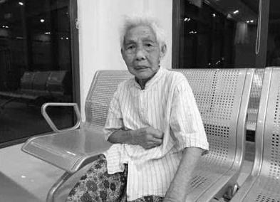 老太乘公交迷路 老人家属到派出所将老人接回家