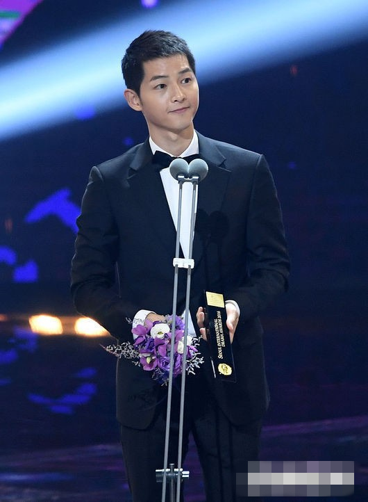 宋仲基夺视帝:现在脑海里最想的人是宋慧乔