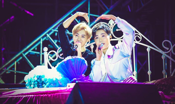 汪苏泷亮相个唱 惊艳太空主题时尚造型百变换装