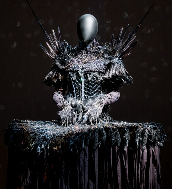 施华洛世奇联手艺术家叶锦添打造水晶“凝态”裙装