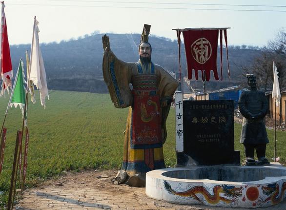 《史记》记载秦始皇的地宫里,挖出了,大江大海,秦始皇躺着的棺材就漂