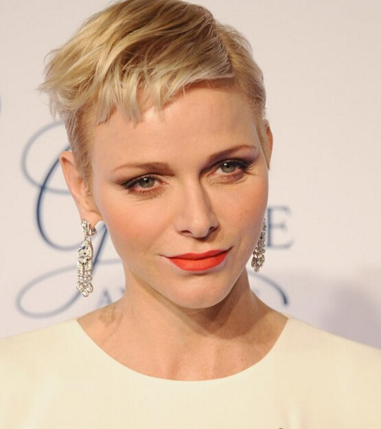 妃亮相格蕾丝王妃颁奖礼 超短发配钻石耳饰帅