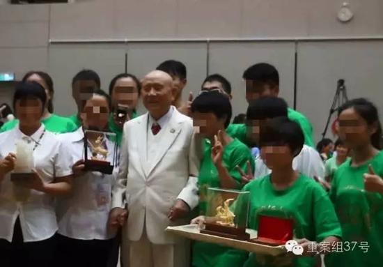 2015年夏令特会上，来自大陆的青少年信徒为左坤献上黄金等礼物。 “血水圣灵”活动视频截图