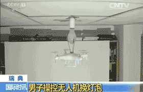 接下来，他需要把新的灯泡换上去，这可就更麻烦了。