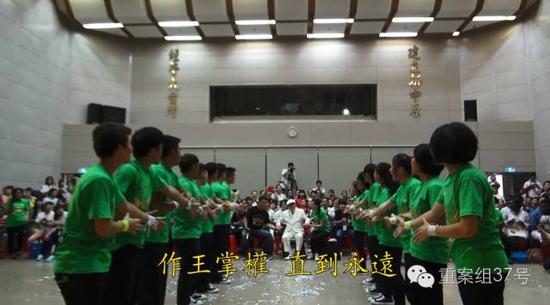 “血水圣灵”夏令特会上，左坤被信徒们左右拥簇。 “血水圣灵”活动视频截图