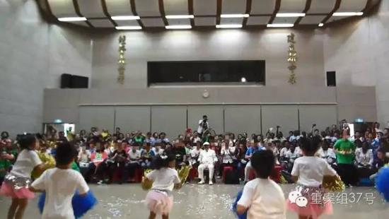 “血水圣灵”夏令特会上出现大量未成年人。 “血水圣灵”活动视频截图