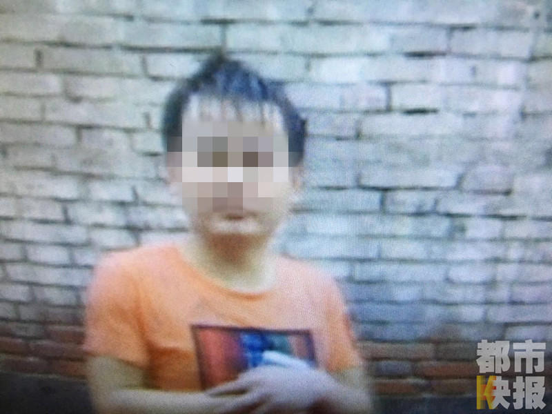 <strong>中国白银网</strong>（http://www.zhongguobaiyin.com/）11月01日讯，几天前，西安公安新城分局民警王向存正在街面巡逻，忽然接到报警说，铁一村附近有个小伙举止怪异。